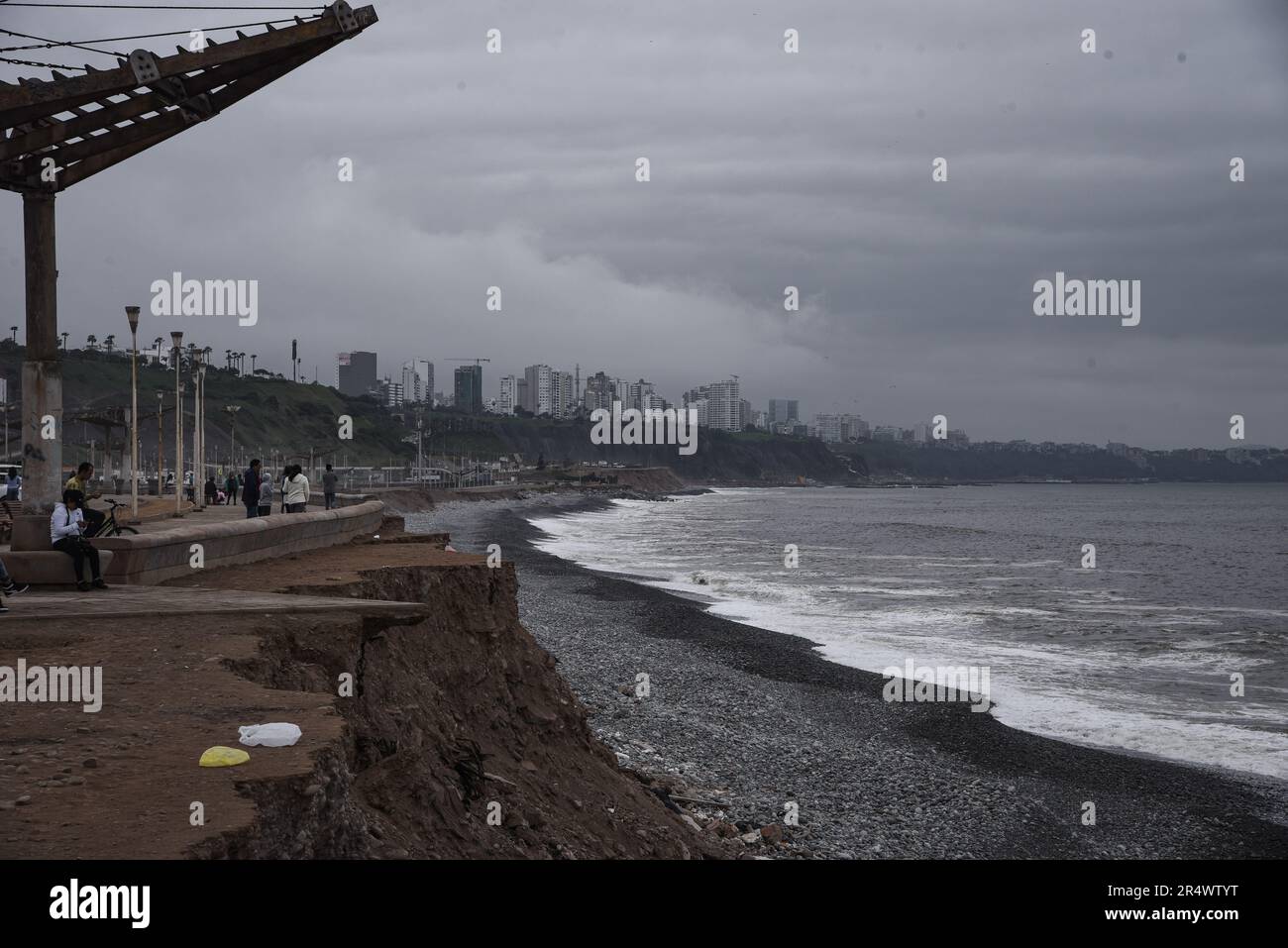 Nicolas Remene / le Pictorium - fenomeno El Nino sulla costa settentrionale del Perù - 7/10/2018 - Perù / Lima / Lima - Magdalena del Mar, una zona balneare nella provincia di Lima in Perù, il 7 ottobre 2018. Il lavoro di sviluppo urbano sta cercando di guadagnare un po' sulla costa della capitale peruviana. Lima, come molte città costiere e villaggi del nord deve affrontare regolarmente i rischi climatici causati dalla periodica alternanza dei fenomeni di El Nino e la Nina. ------------------------------------------ Il fenomeno El Nino sulla costa settentrionale del Perù a nord di Foto Stock