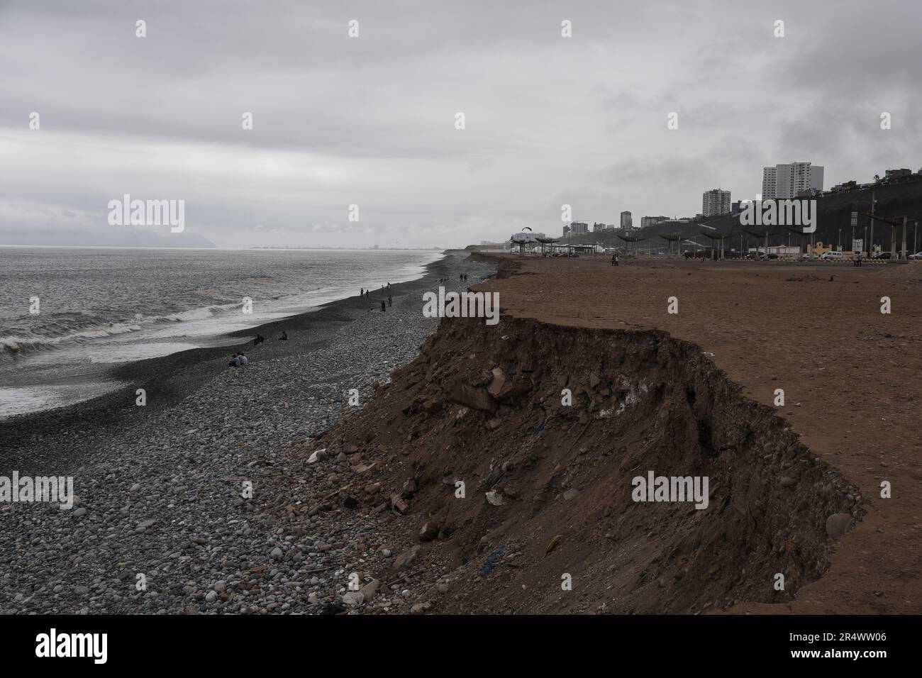 Nicolas Remene / le Pictorium - fenomeno El Nino sulla costa settentrionale del Perù - 7/10/2018 - Perù / Lima / Lima - Magdalena del Mar, una zona balneare nella provincia di Lima in Perù, il 7 ottobre 2018. Il lavoro di sviluppo urbano sta cercando di guadagnare un po' sulla costa della capitale peruviana. Lima, come molte città costiere e villaggi del nord deve affrontare regolarmente i rischi climatici causati dalla periodica alternanza dei fenomeni di El Nino e la Nina. ------------------------------------------ Il fenomeno El Nino sulla costa settentrionale del Perù a nord di Foto Stock