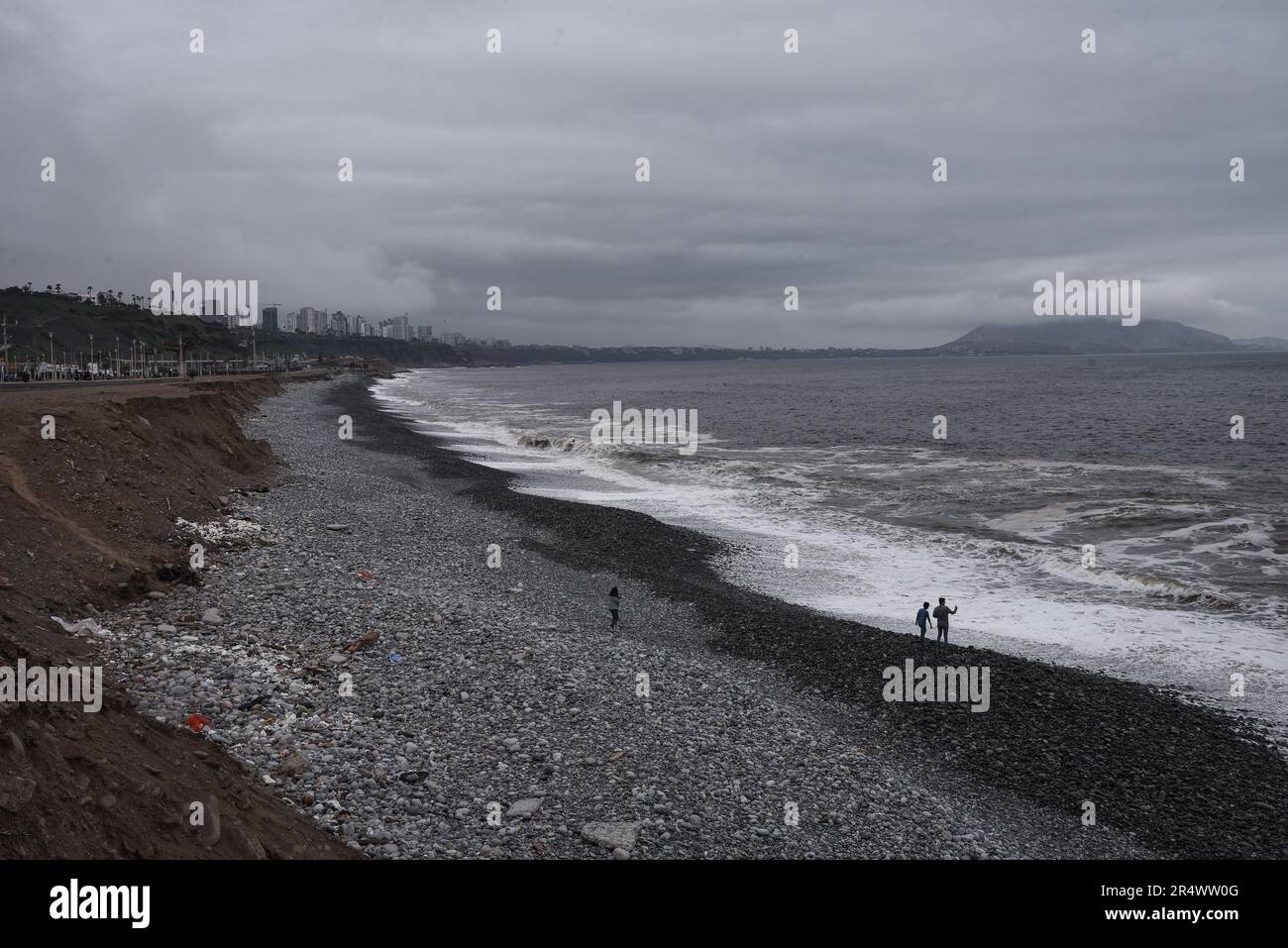 Nicolas Remene / le Pictorium - fenomeno El Nino sulla costa settentrionale del Perù - 7/10/2018 - Perù / Lima / Lima - Magdalena del Mar, una zona balneare nella provincia di Lima in Perù, il 7 ottobre 2018. Il lavoro di sviluppo urbano sta cercando di guadagnare un po' sulla costa della capitale peruviana. Lima, come molte città costiere e villaggi del nord deve affrontare regolarmente i rischi climatici causati dalla periodica alternanza dei fenomeni di El Nino e la Nina. ------------------------------------------ Il fenomeno El Nino sulla costa settentrionale del Perù a nord di Foto Stock