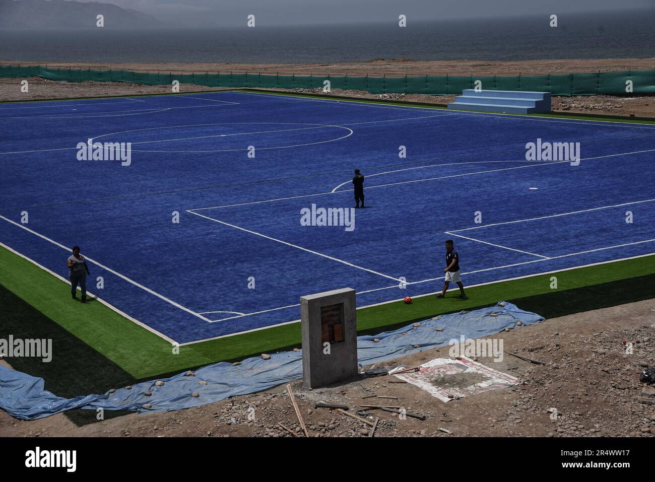 Nicolas Remene / le Pictorium - fenomeno El Nino sulla costa settentrionale del Perù - 9/10/2018 - Perù / Lima / Lima - costruzione del campo sportivo Alberto Junior Rodriguez Valdelomar nel quartiere San Miguel di Lima, Perù, il 7 ottobre 2018. Il lavoro di sviluppo urbano sta cercando di guadagnare un po' sulla costa della capitale peruviana. Lima, come molte città costiere e villaggi del nord deve affrontare regolarmente i rischi climatici causati dalla periodica alternanza dei fenomeni di El Nino e la Nina. ------------------------------------------ Il fenom El Nino Foto Stock