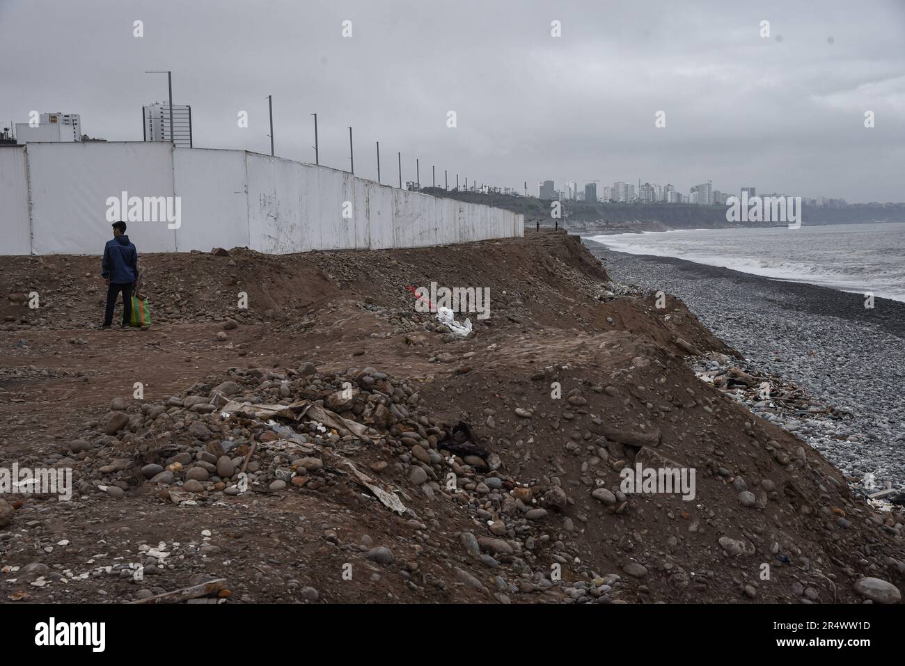 Nicolas Remene / le Pictorium - fenomeno El Nino sulla costa settentrionale del Perù - 8/10/2018 - Perù / Lima / Lima - Magdalena del Mar, una zona balneare nella provincia di Lima in Perù, il 7 ottobre 2018. Il lavoro di sviluppo urbano sta cercando di guadagnare un po' sulla costa della capitale peruviana. Lima, come molte città costiere e villaggi del nord deve affrontare regolarmente i rischi climatici causati dalla periodica alternanza dei fenomeni di El Nino e la Nina. ------------------------------------------ Il fenomeno El Nino sulla costa settentrionale del Perù a nord di Foto Stock