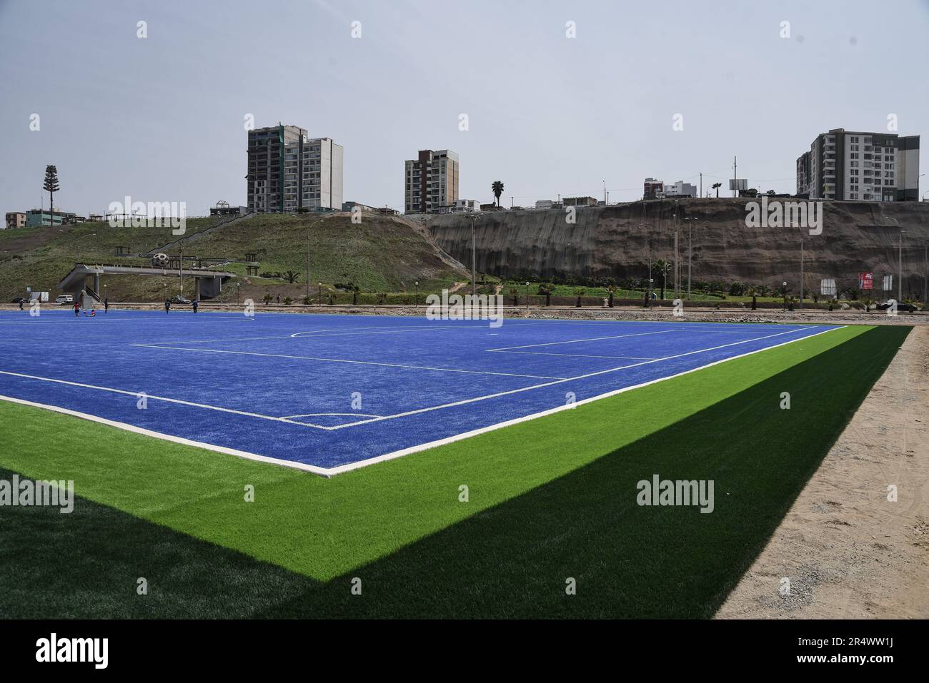 Nicolas Remene / le Pictorium - fenomeno El Nino sulla costa settentrionale del Perù - 9/10/2018 - Perù / Lima / Lima - costruzione del campo sportivo Alberto Junior Rodriguez Valdelomar nel quartiere San Miguel di Lima, Perù, il 7 ottobre 2018. Il lavoro di sviluppo urbano sta cercando di guadagnare un po' sulla costa della capitale peruviana. Lima, come molte città costiere e villaggi del nord deve affrontare regolarmente i rischi climatici causati dalla periodica alternanza dei fenomeni di El Nino e la Nina. ------------------------------------------ Il fenom El Nino Foto Stock