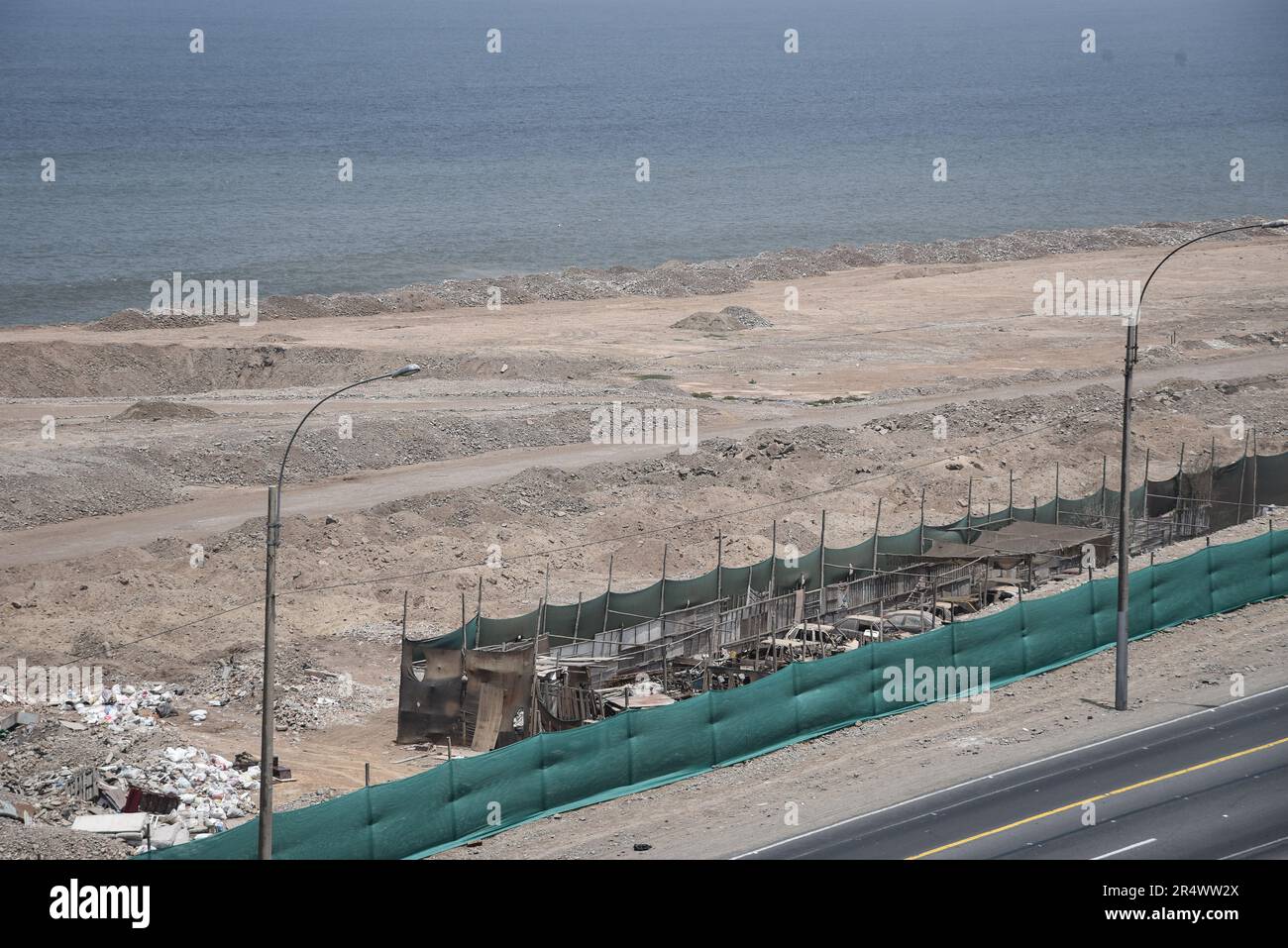 Nicolas Remene / le Pictorium - fenomeno El Nino sulla costa settentrionale del Perù - 9/10/2018 - Perù / Lima / Lima - costruzione del campo sportivo Alberto Junior Rodriguez Valdelomar nel quartiere San Miguel di Lima, Perù, il 7 ottobre 2018. Il lavoro di sviluppo urbano sta cercando di guadagnare un po' sulla costa della capitale peruviana. Lima, come molte città costiere e villaggi del nord deve affrontare regolarmente i rischi climatici causati dalla periodica alternanza dei fenomeni di El Nino e la Nina. ------------------------------------------ Il fenom El Nino Foto Stock