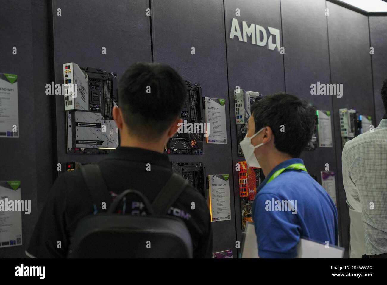 Taipei, Taiwan. 30th maggio, 2023. La gente ha visto guardare le schede madri allo stand di ASRock al COMPUTEX 2023 a Taipei. L'edizione 2023 di COMPUTEX si svolge dal 30 maggio al 02 giugno 2023 e riunisce oltre 1.000 espositori provenienti da 26 paesi diversi con 3000 stand per esporre i loro ultimi prodotti e firmare ordini con acquirenti stranieri. (Foto di Walid Berrazeg/SOPA Images/Sipa USA) Credit: Sipa USA/Alamy Live News Foto Stock