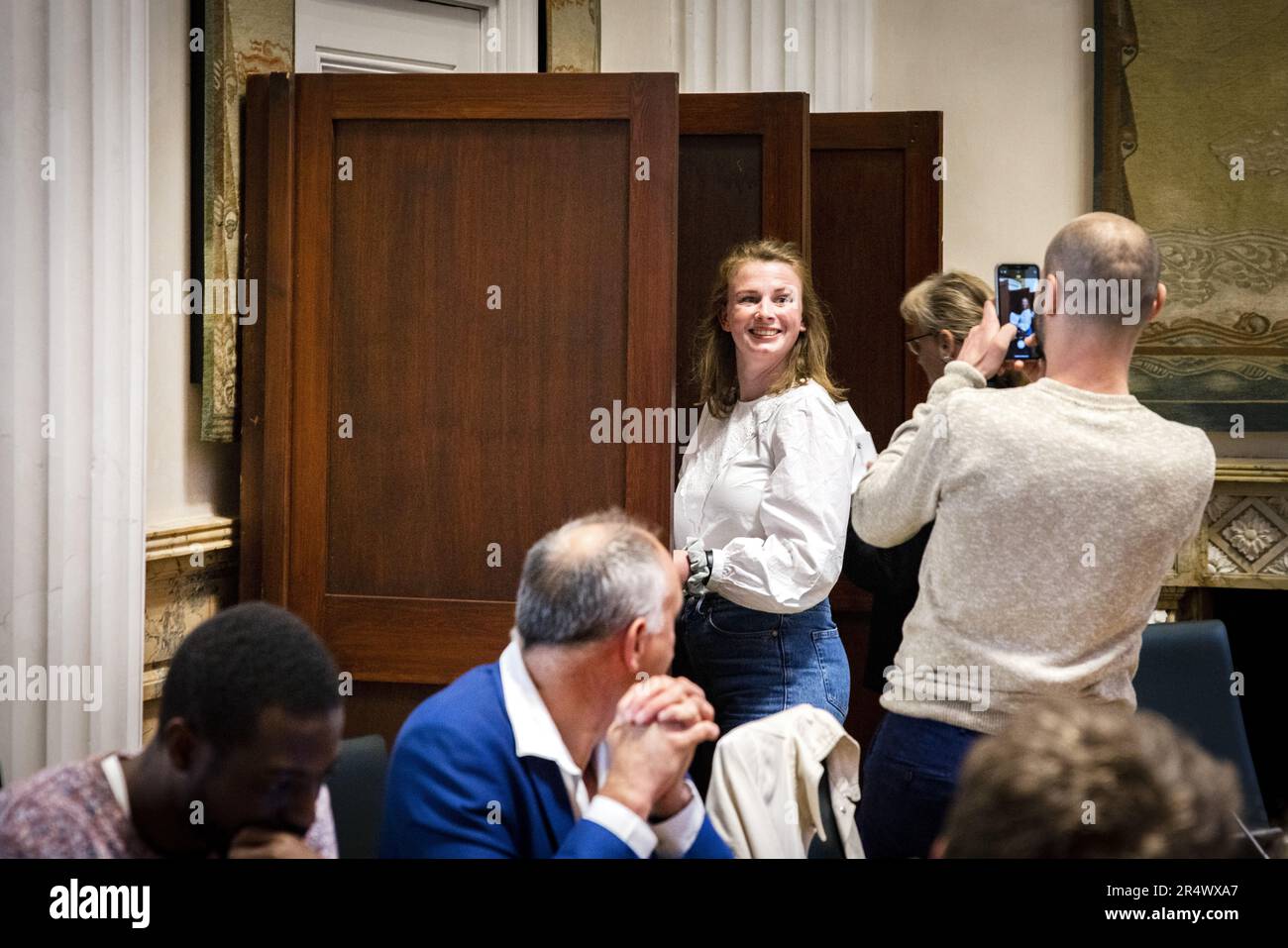 HAARLEM - il deputato Julia Schneemann (volt) esprime un voto a favore dei membri del Senato. L'elezione dei membri del Senato avviene ogni quattro anni. ANP RAMON VAN FLYMEN olanda fuori - belgio fuori Foto Stock