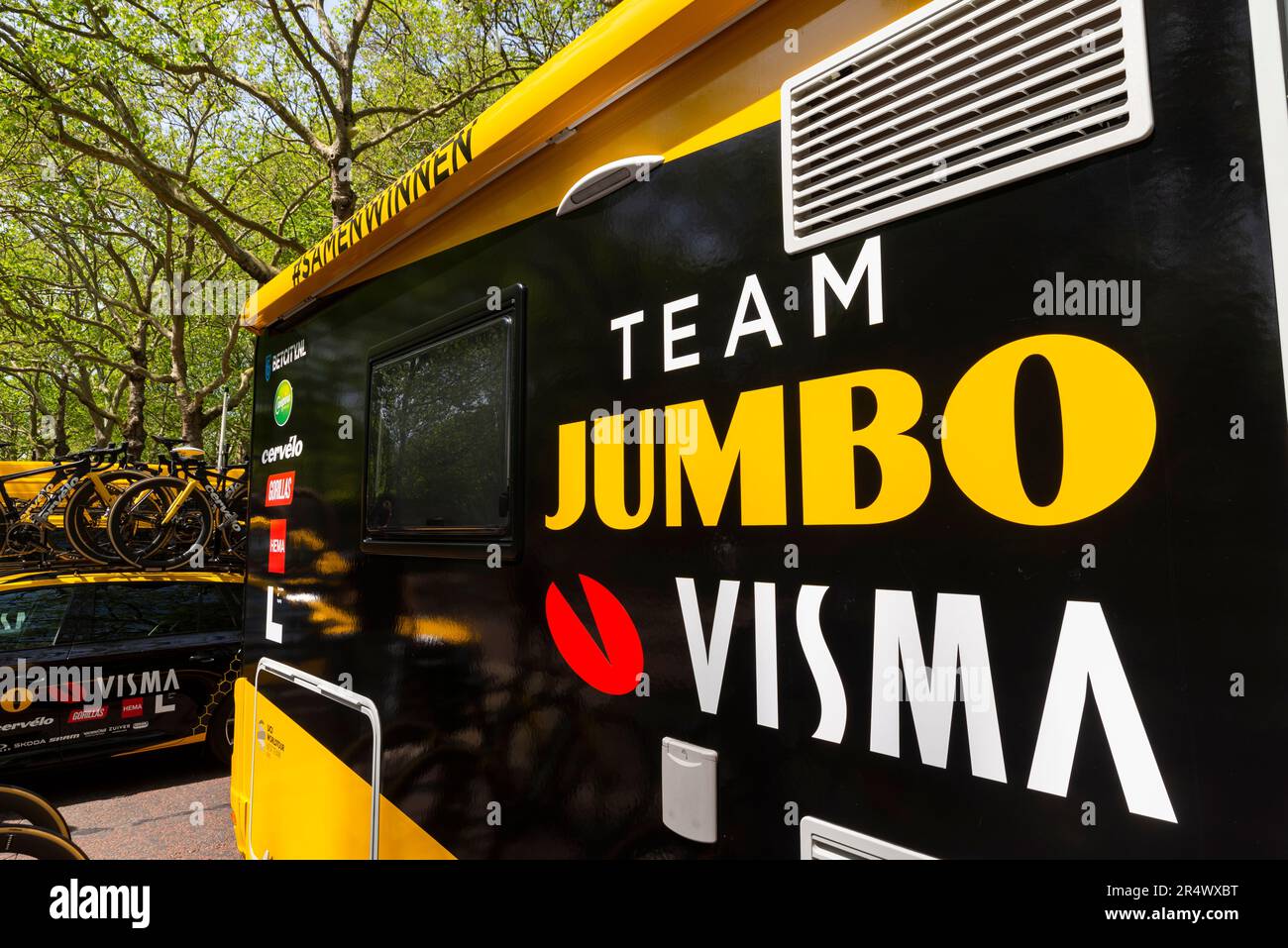 Team Jumbo Visma team veicolo di supporto per la RideLondon Classique Stage 3 UCI Women's World Tour gara ciclistica intorno alle strade nel centro di Londra, Regno Unito. Foto Stock