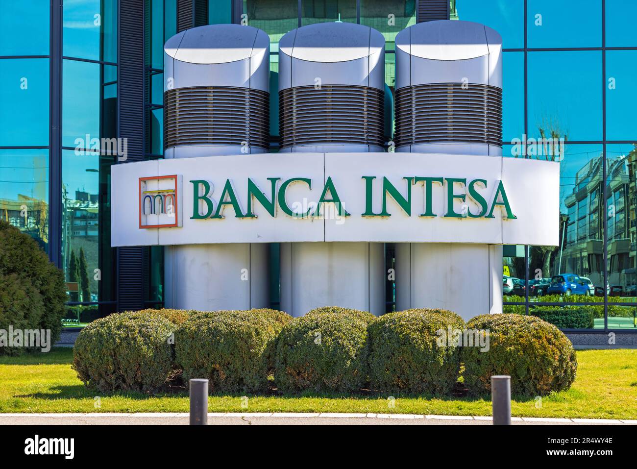 Belgrado, Serbia - 13 marzo 2023: Sede della Banca del Gruppo Banca intesa  Sanpaolo a Nuova Belgrado Foto stock - Alamy