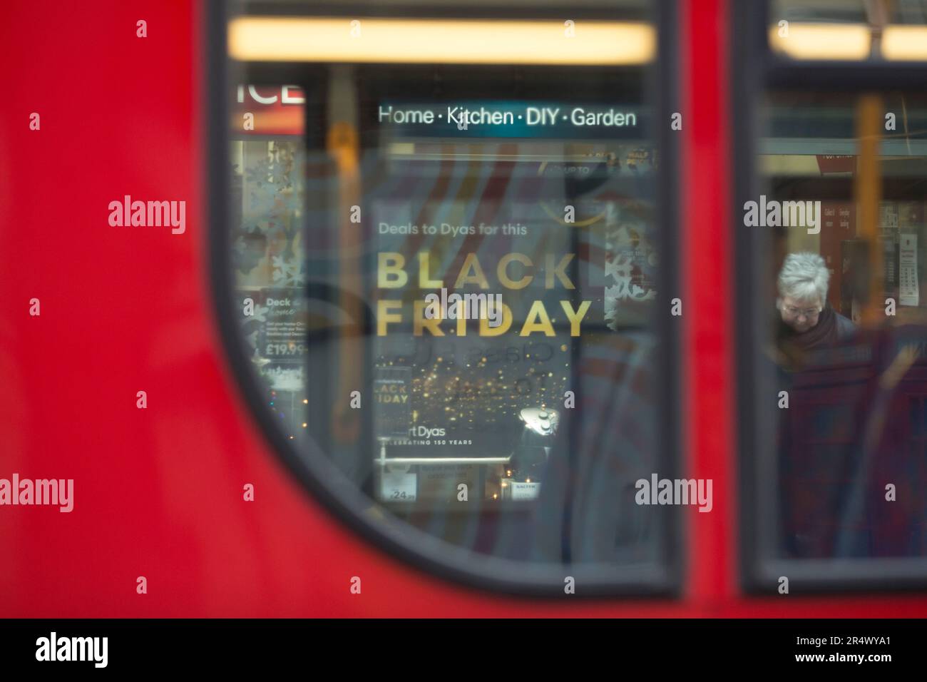 I logo del Black Friday vengono visualizzati all'esterno di un negozio a Londra prima del Black Friday. Foto Stock