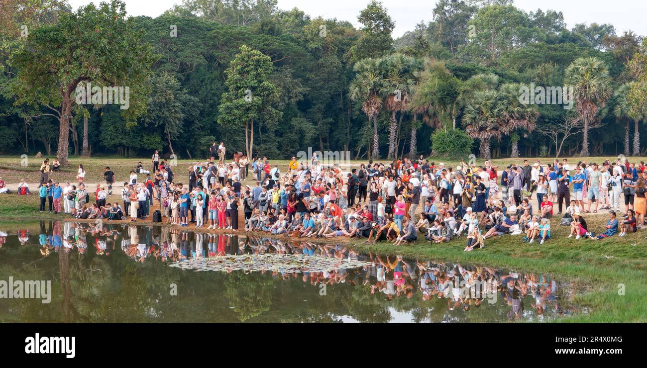 Siem Reap, Cambogia, dicembre 2018. Una grande folla di turisti vicino al laghetto al mattino. La folla presso l'attrazione Foto Stock