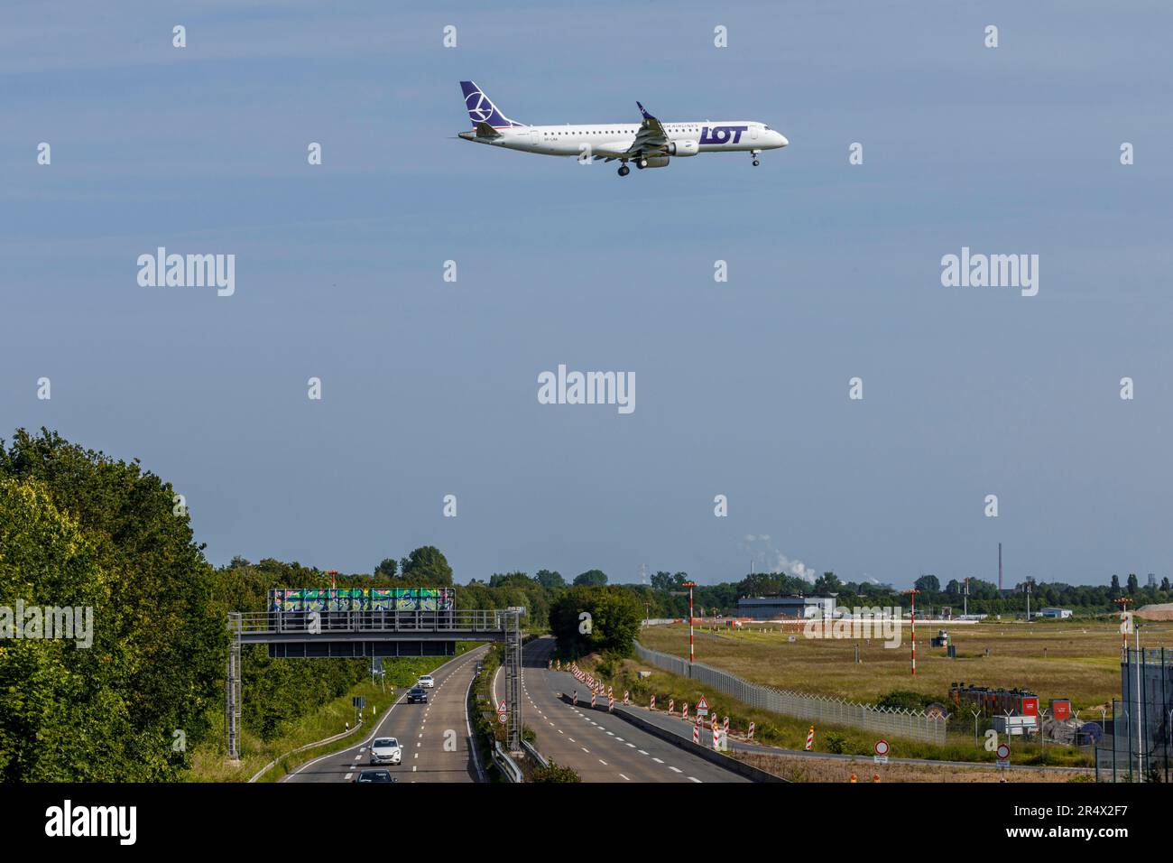 Avvicinamento di un aereo DI LOT Polish Airlines all'aeroporto di Düsseldorf Foto Stock