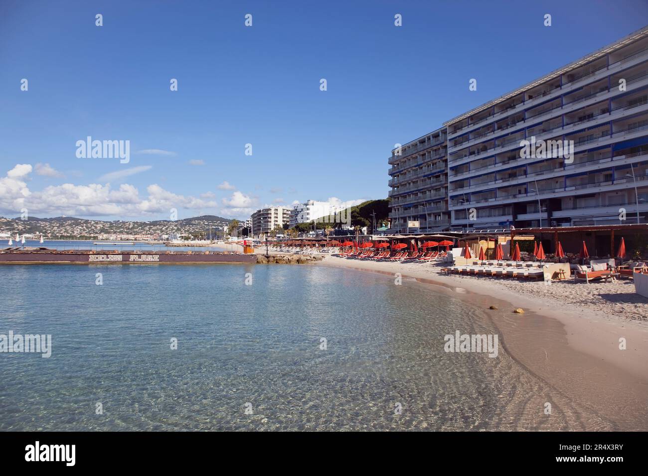 Francia, Provenza-Alpi, Costa Azzurra, Antibes Juan-les-Pins, Spiaggia con i turisti prendere il sole e nuotare nel mare. Foto Stock