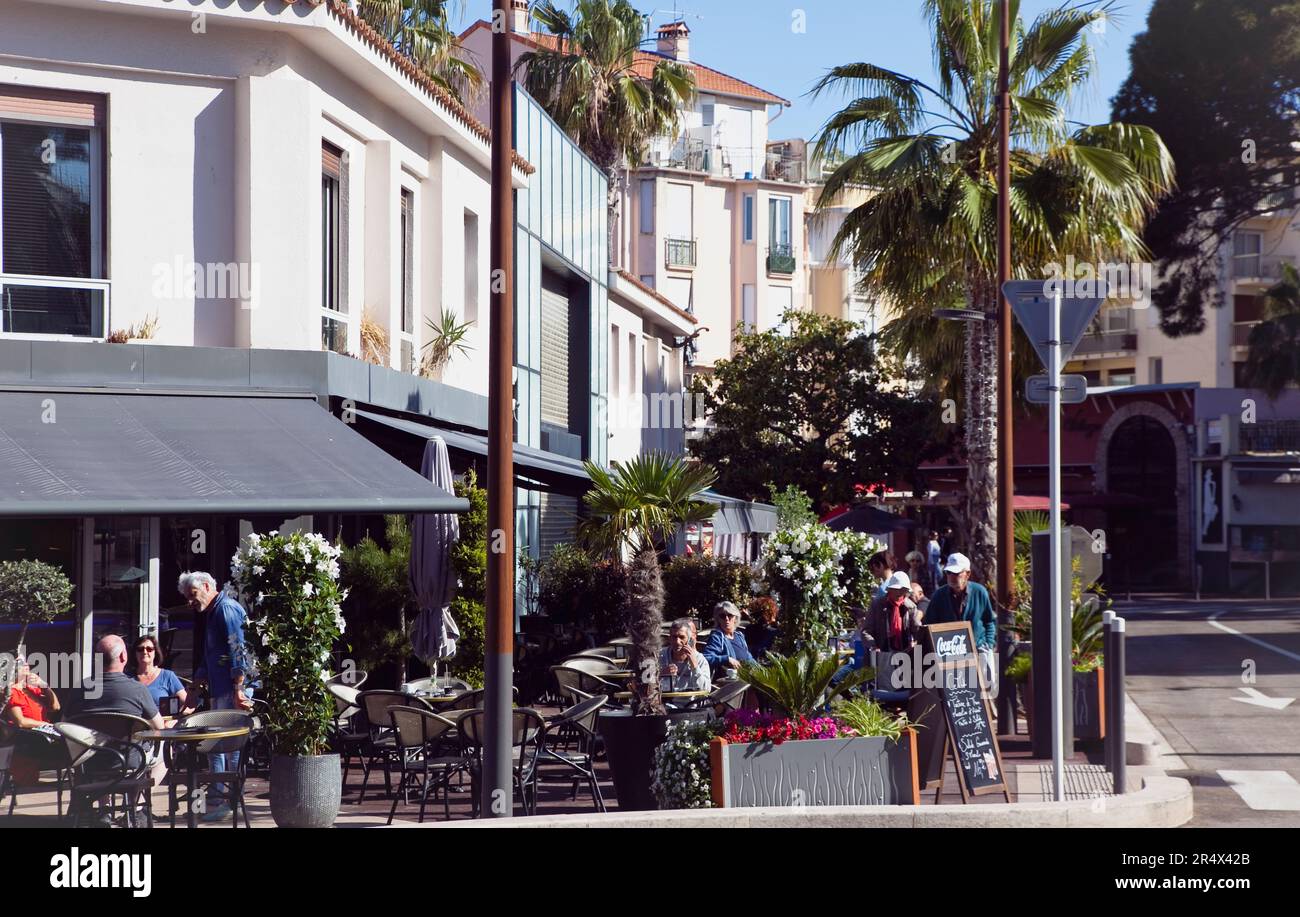 Francia, Provence-Alpes-Cote d'Azur, Antibes Juan-les-Pins, esterno del bar con posti a sedere all'aperto. Foto Stock