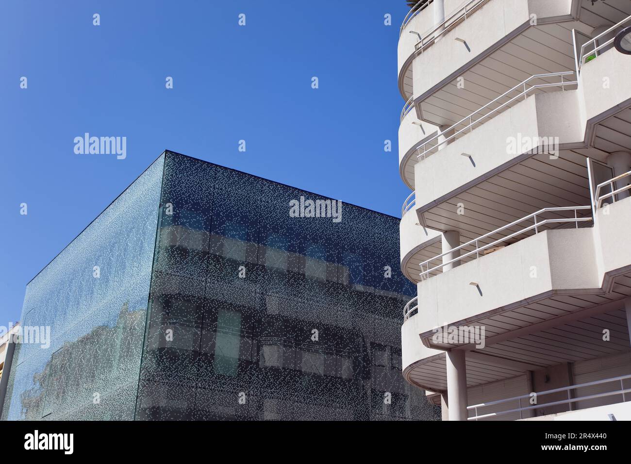 Francia, Provenza-Alpi-Costa Azzurra, Antibes, moderno edificio con facciata in vetro nella città vecchia. Foto Stock