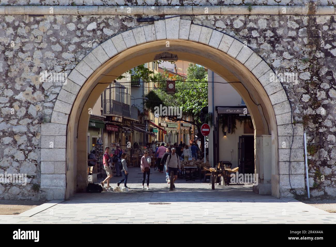 Francia, Provenza-Alpi-Costa Azzurra, Antibes, Arcivia attraverso le mura della città fino alla città vecchia. Foto Stock