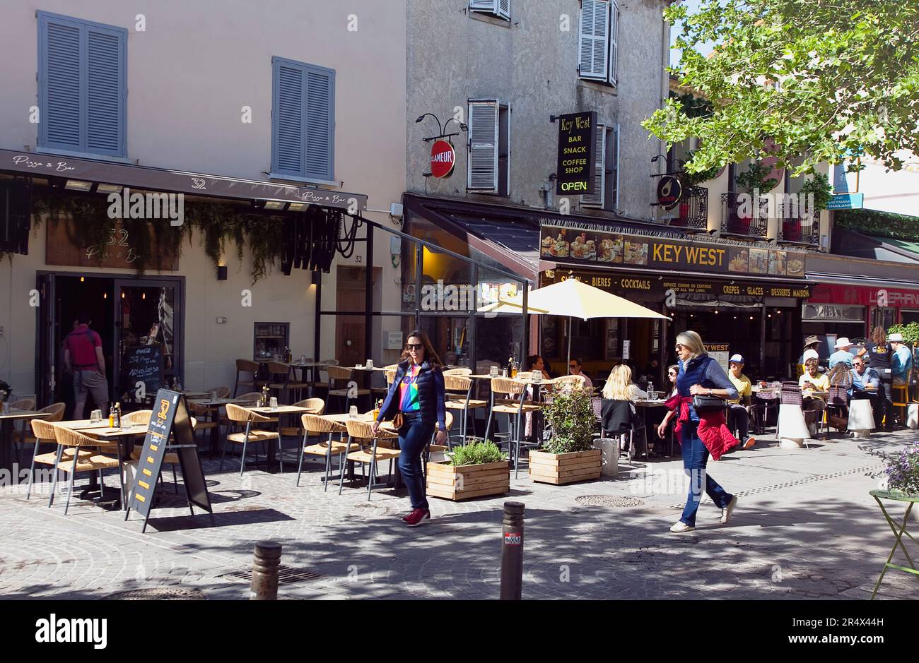 Francia, Provenza-Alpi-Costa Azzurra, Antibes, caffè e bar nella città vecchia. Foto Stock