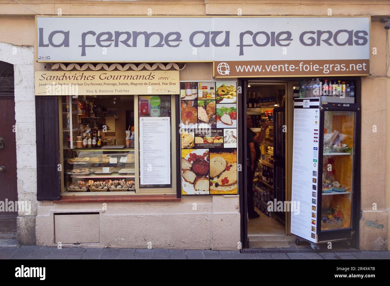 Francia, Provenza-Alpi, Costa Azzurra, Antibes, esterno del negozio che vende foie gras e panini. Foto Stock