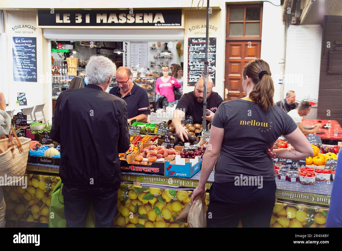 Francia, Provenza-Alpi, Costa Azzurra, Antibes, mercato alimentare provenzale occupato con turisti e locali che acquistano frutta e verdura fresca. Foto Stock