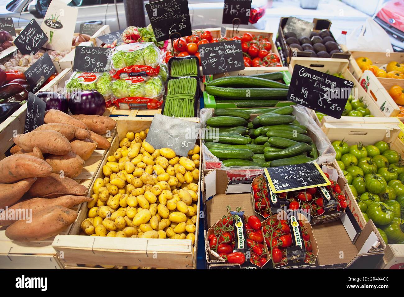 Francia, Provenza-Alpi, Costa Azzurra, Antibes, mercato alimentare provenzale esposizione di frutta e verdura fresca. Foto Stock