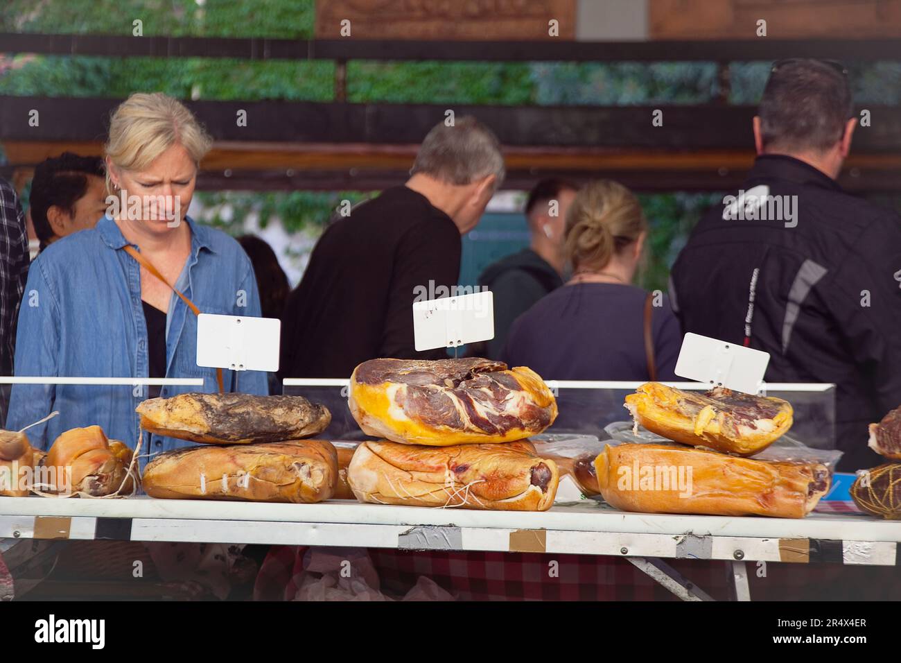 Francia, Provenza-Alpi-Costa Azzurra, Antibes, mercato alimentare provenzale affollato di turisti e locali che acquistano carni secche e affettati. Foto Stock