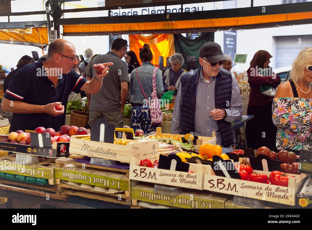 Francia, Provenza-Alpi-Costa Azzurra, Antibes, mercato alimentare provenzale affollato di turisti e locali che acquistano frutta e verdura fresca. Foto Stock
