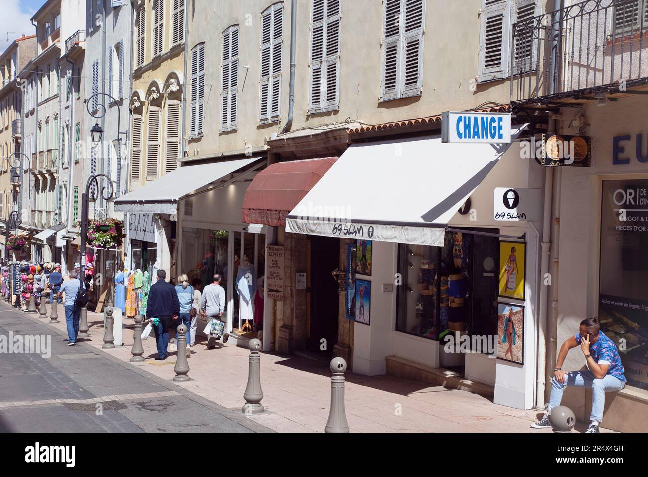 Francia, Provenza-Alpi, Costa Azzurra, Antibes, strada commerciale occupato nel centro storico. Foto Stock
