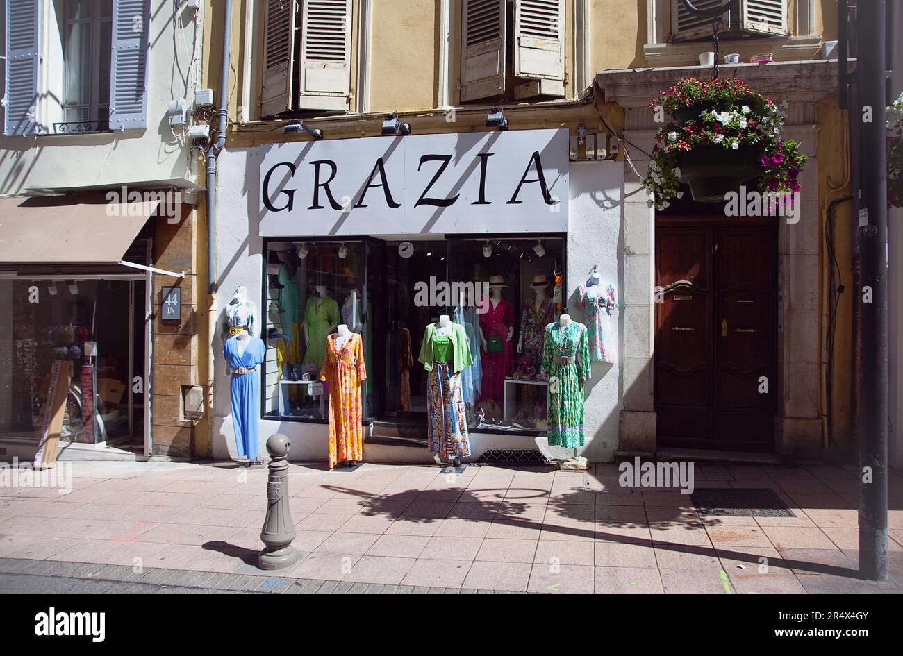 Francia, Provenza-Alpi-Costa Azzurra, Antibes, negozio di abbigliamento con manekins fuori dalla città vecchia. Foto Stock