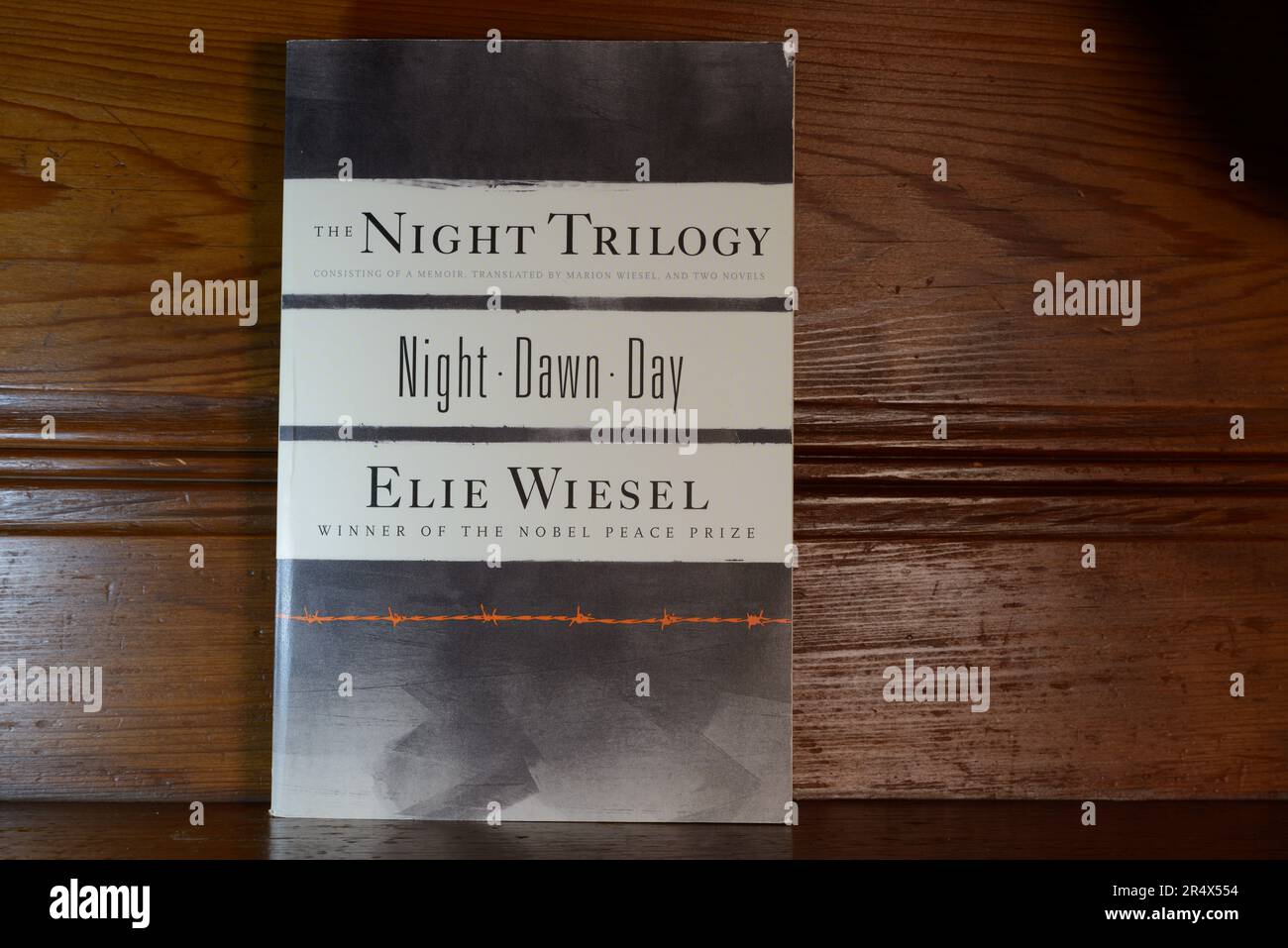 NEW ORLEANS, LA, USA - 24 MAGGIO 2023: Copertina di 'The Night Trilogy' di Elie Wiesel Foto Stock