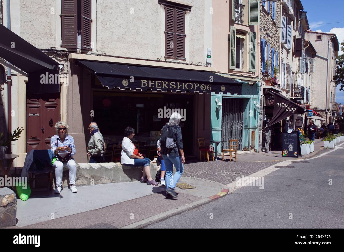Francia, Provenza-Alpi-Costa Azzurra, Antibes, turisti si fermano fuori dal bar della città vecchia. Foto Stock