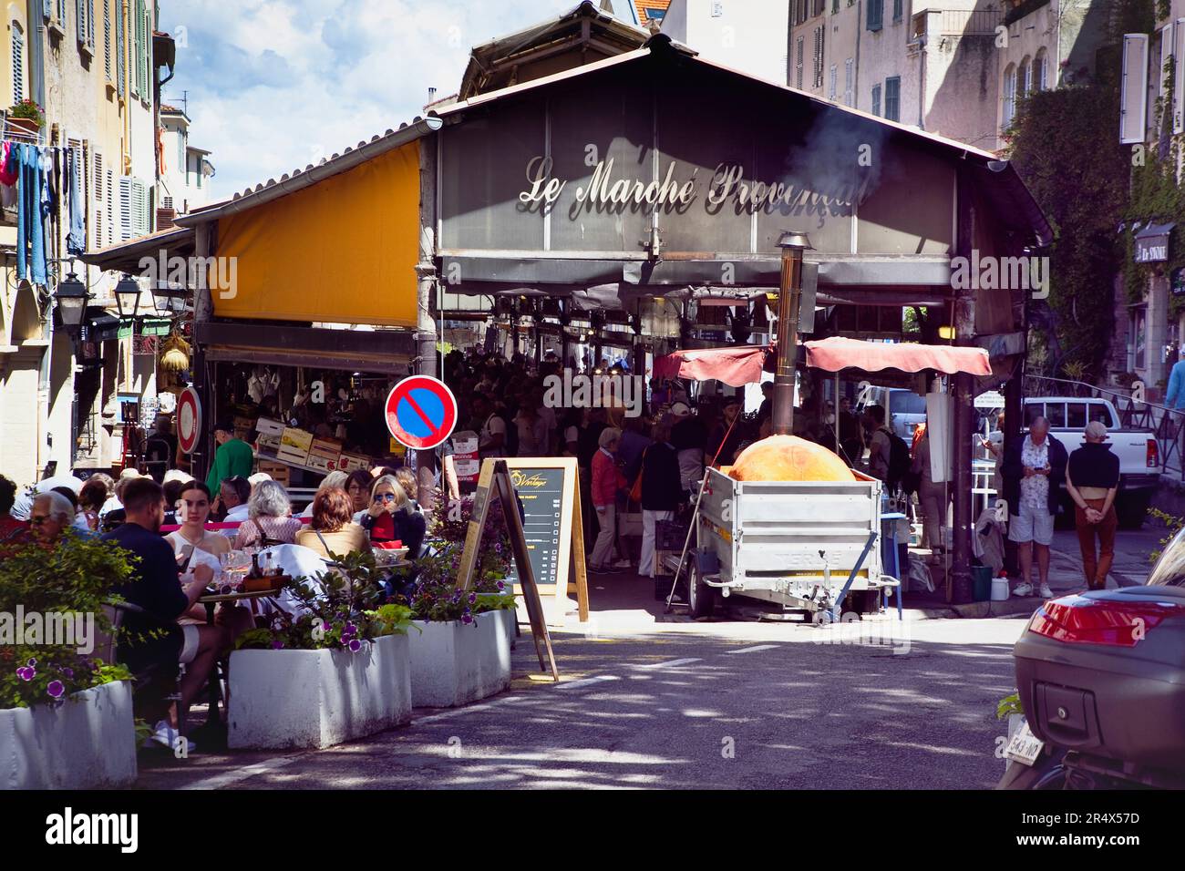 Francia, Provenza-Alpi, Costa Azzurra, Antibes, cucina Socca un nicoise ceci frittella mercato alimentare provenzale. Foto Stock