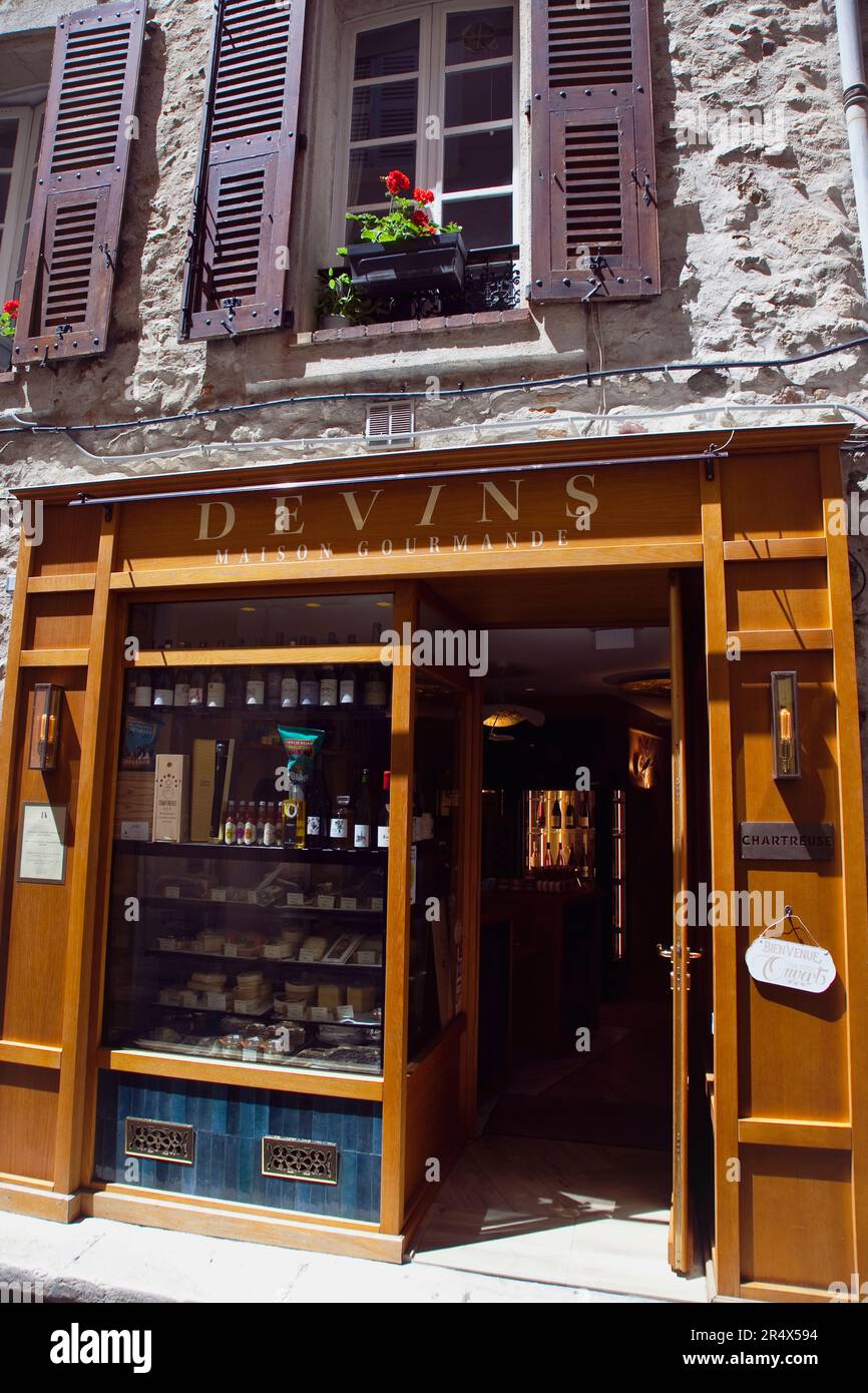 Francia, Provenza-Alpi, Costa Azzurra, Antibes, Specialista negozio di alimentari gourmet nel centro storico. Foto Stock