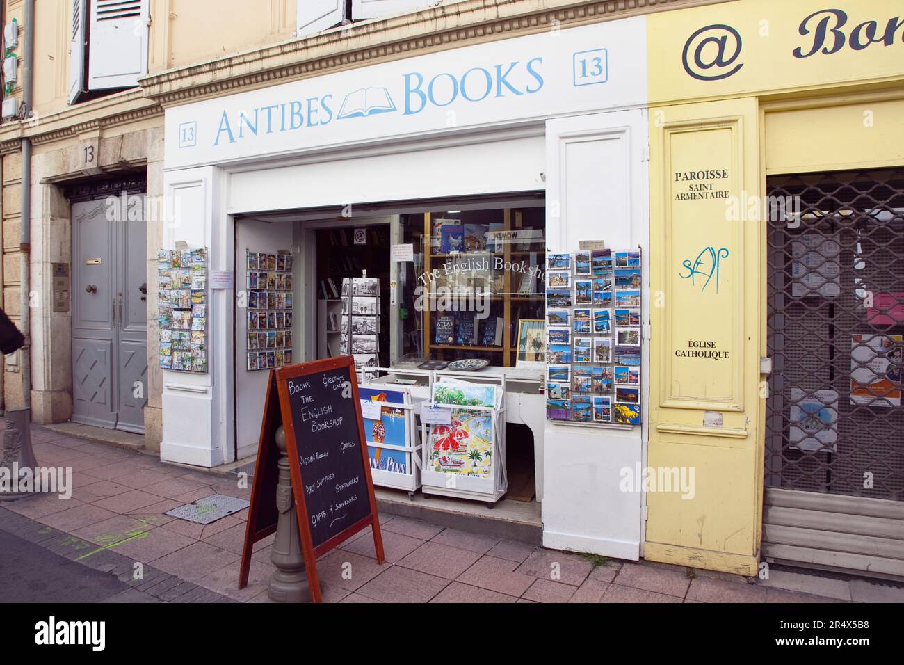 Francia, Provenza-Alpi-Costa Azzurra, Antibes, negozio di libri che vende pubblicazioni in lingua inglese nella città vecchia. Foto Stock