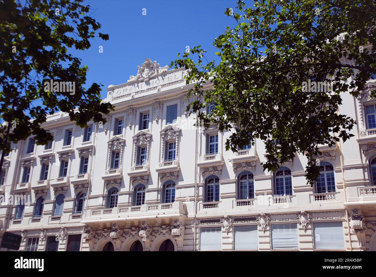 Francia, Provenza-Alpi, Costa Azzurra, Antibes, ex edificio Grand Hotel su Place General de Gaulle. Foto Stock