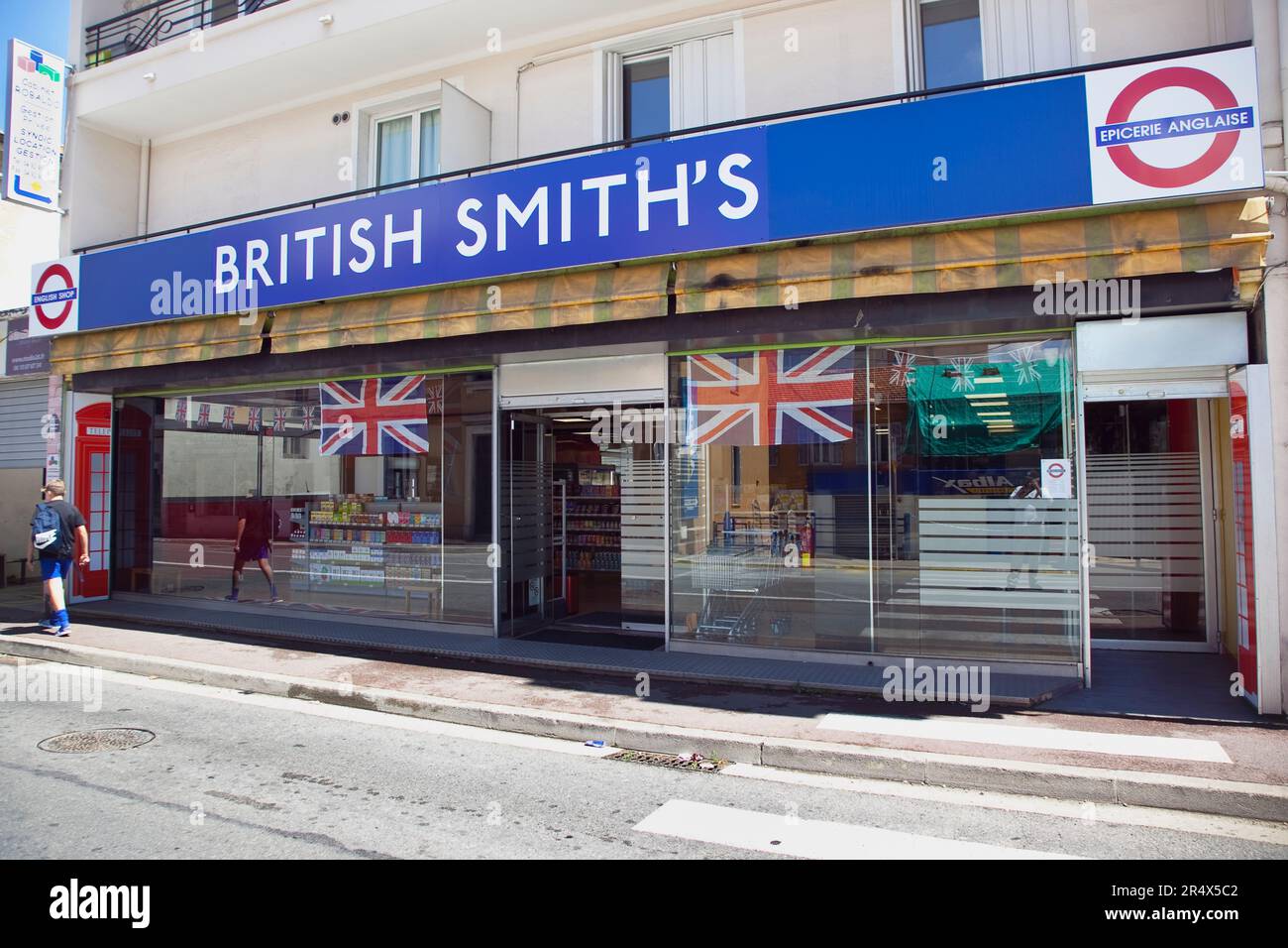 Francia, Provenza-Alpi, Costa Azzurra, Antibes, British ex negozio di pats che vende cibo nel Regno Unito. Foto Stock