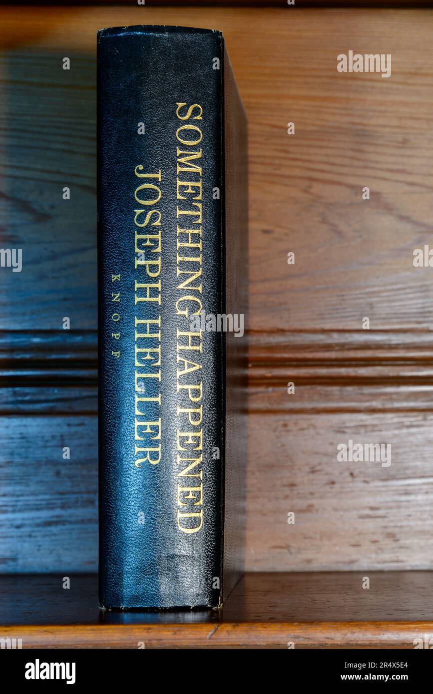 NEW ORLEANS, LA, USA - 24 MAGGIO 2023: Colonna vertebrale del libro, "qualcosa è accaduto", di Joseph Heller Foto Stock