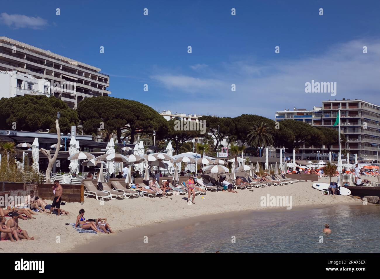 Francia, Provenza-Alpi, Costa Azzurra, Antibes Juan-les-Pins, Spiaggia con i turisti prendere il sole e nuotare nel mare. Foto Stock