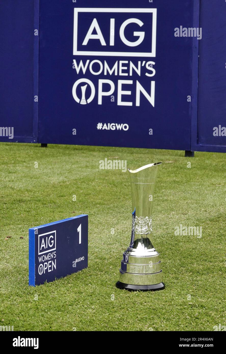 Walton sulla collina, Tadworth. Surrey, Regno Unito. 30th maggio, 2023. L'AIG Womens Open Trophy in mostra al Walton Heath Golf Club prima del Royal and Ancient Golf Club di St.Andrews (R&A) che organizza l'evento femminile 'major' tra il 10th e il 13th agosto 2023 Credit: Motofoto/Alamy Live News Foto Stock