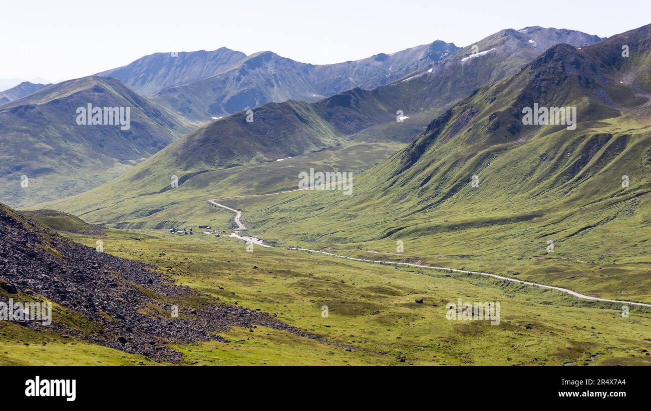 Attraversa Hatcher Pass presso l'Independence Mine State Historical Park nelle Talkeetna Mountains; Palmer, Alaska, Stati Uniti d'America Foto Stock