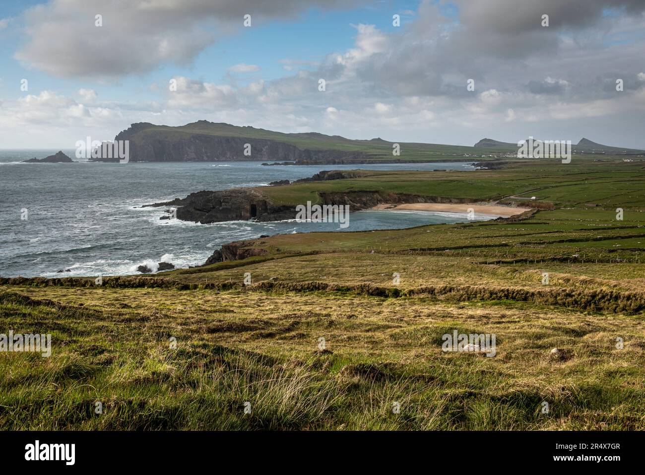 Vista costiera lungo la penisola di Dingle dell'Oceano Atlantico settentrionale verso l'Islanda; Kerry, Irlanda Foto Stock