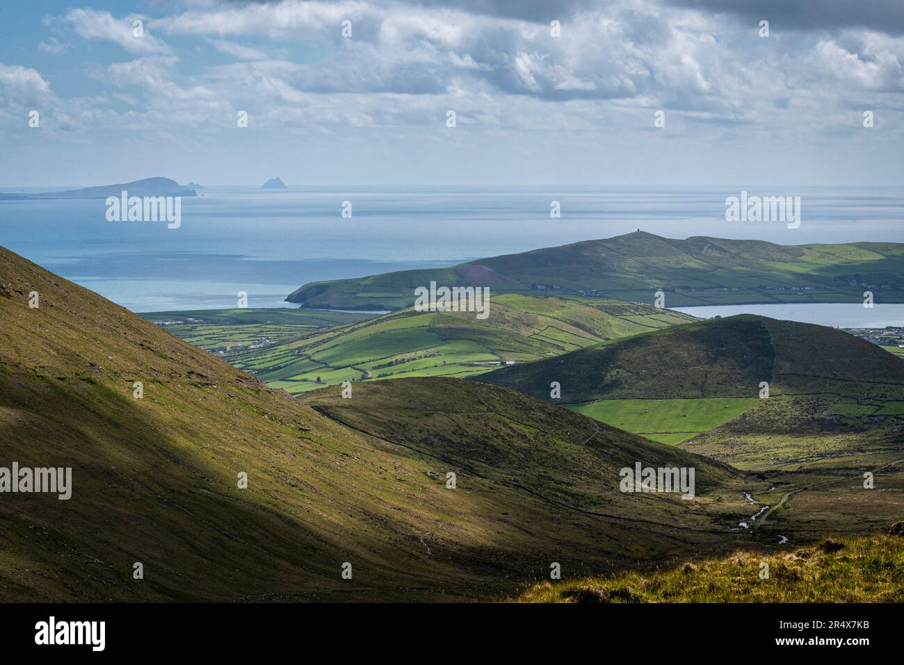 Vista panoramica del passo di Conor e dei terreni agricoli montuosi, guardando verso Dingle e Skellig Michael sull'Oceano Atlantico; Contea di Kerry, Irlanda Foto Stock