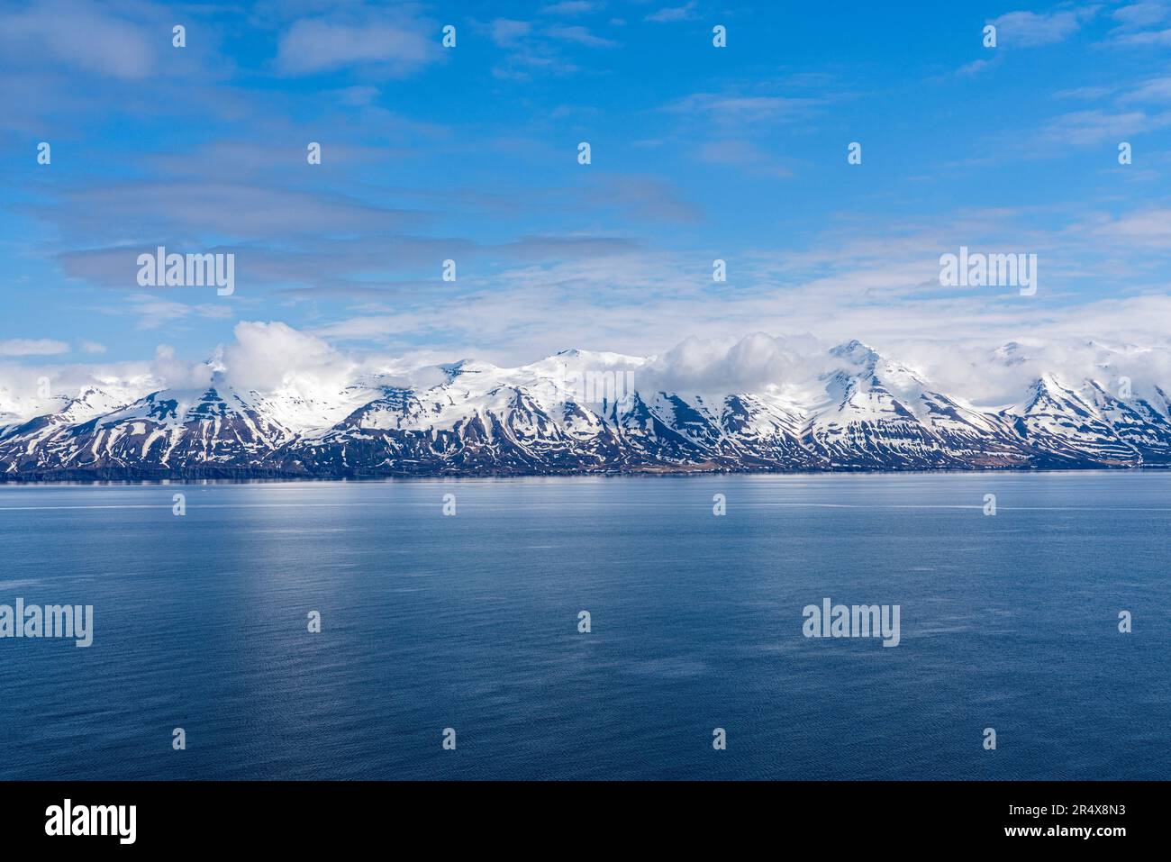 Le bellissime montagne innevate dei fiordi settentrionali dell'Islanda settentrionale con un cielo azzurro e luminoso sopra di loro; Islanda settentrionale, Islanda Foto Stock