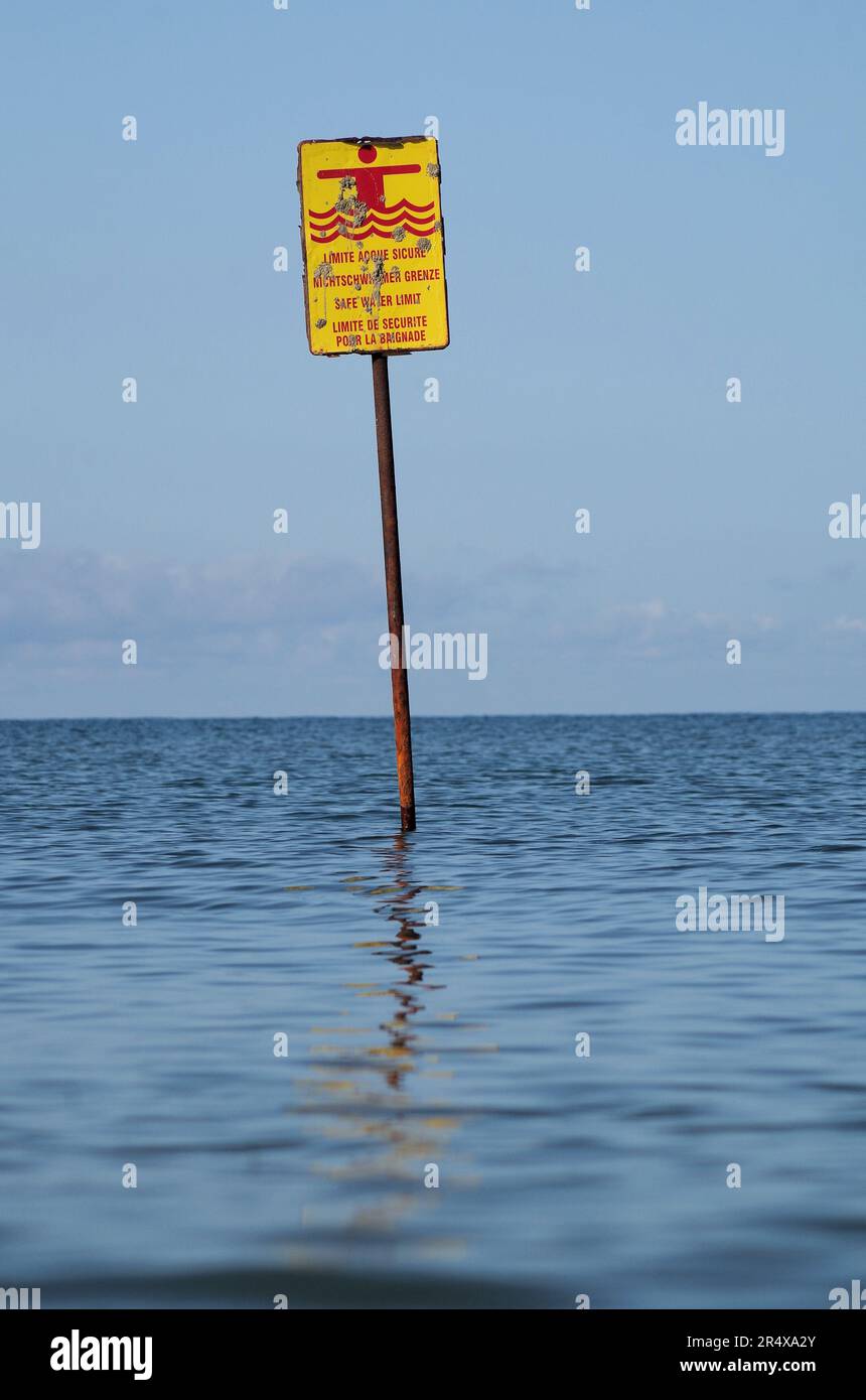 un cartello d'acqua per nuotare in spiaggia Foto Stock