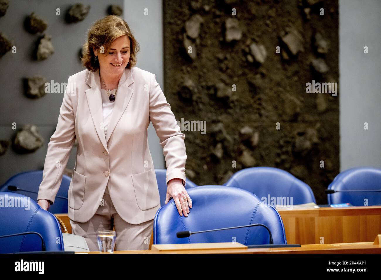 L'AIA - Ministro Karien van Gennip (Affari sociali e occupazione) prima di un dibattito con la Camera bassa sul pacchetto di misure per la riforma del mercato del lavoro. Secondo i piani del governo, il mercato del lavoro deve essere radicalmente riformato per offrire ai lavoratori una maggiore stabilità. ANP ROBIN UTRECHT olanda fuori - belgio fuori Foto Stock