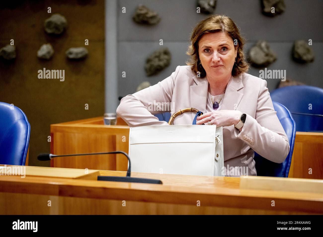 L'AIA - Ministro Karien van Gennip (Affari sociali e occupazione) prima di un dibattito con la Camera bassa sul pacchetto di misure per la riforma del mercato del lavoro. Secondo i piani del governo, il mercato del lavoro deve essere radicalmente riformato per offrire ai lavoratori una maggiore stabilità. ANP ROBIN UTRECHT olanda fuori - belgio fuori Foto Stock