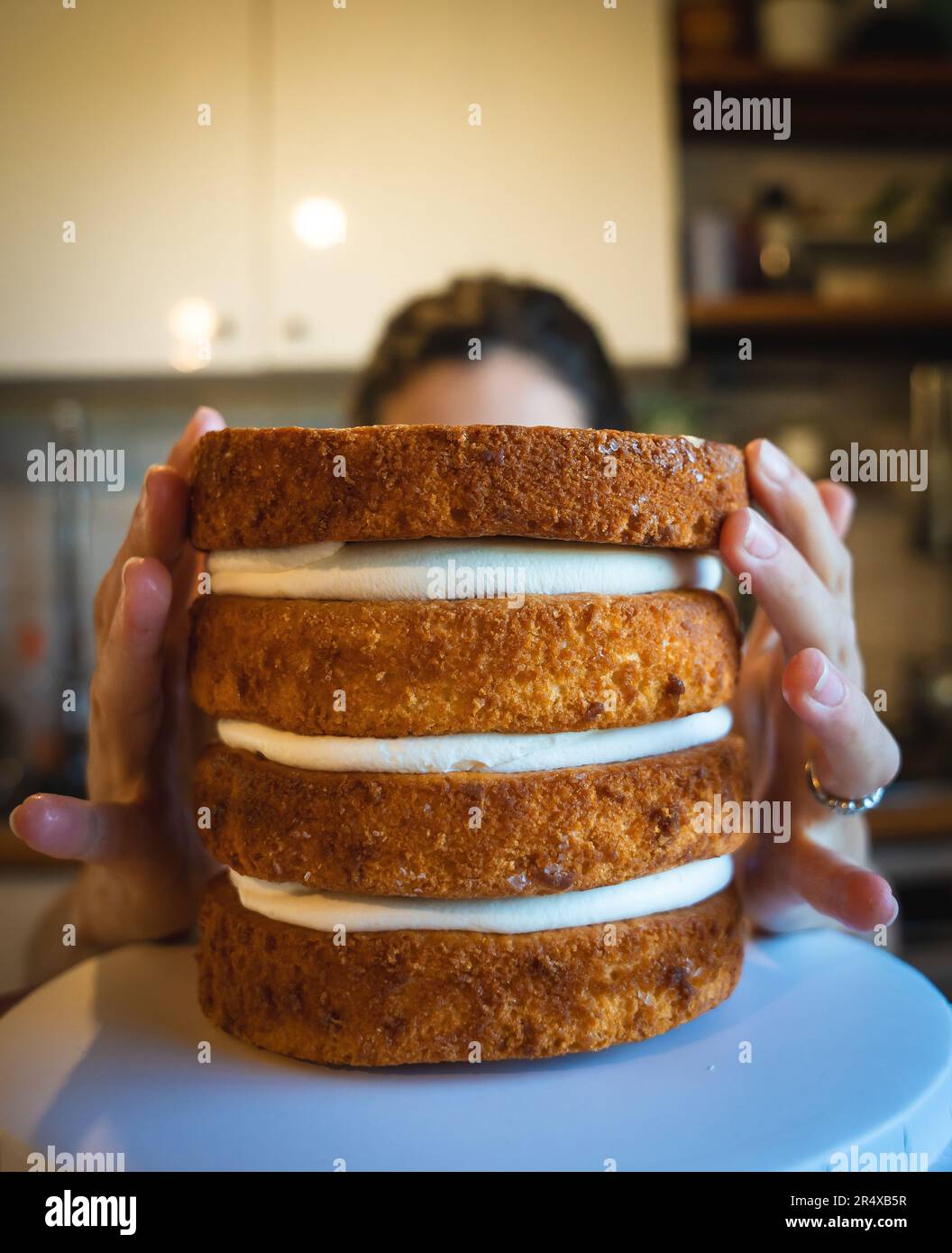 Pasticceria Chef - esperienza maestria della preparazione della torta: Osserva l'arte culinaria di una donna che si dispiega in ogni frusta, mix e dettagli decorativi. Foto Stock