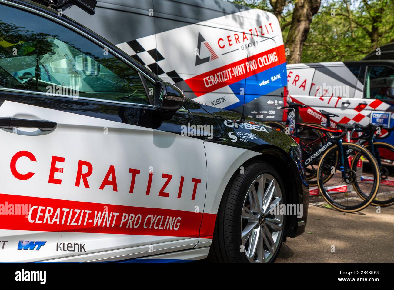 CERATIZIT WNT Pro Cycling team supporta i veicoli per la RideLondon Classique Stage 3 UCI Women's World Tour gara ciclistica intorno alle strade nel centro di Londra Foto Stock