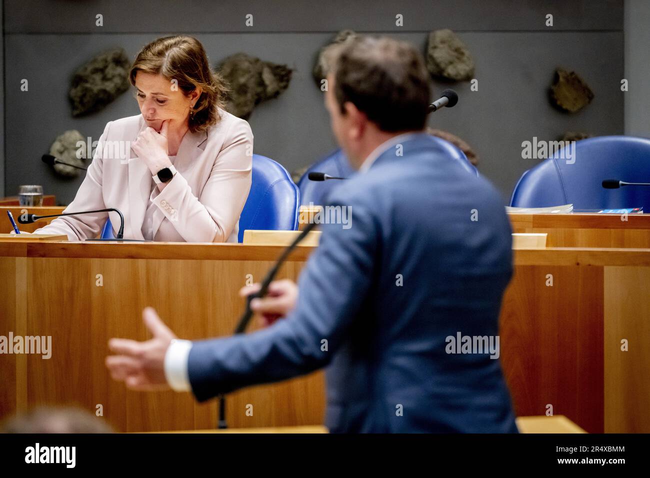 L'AIA - il Ministro Karien van Gennip (Affari sociali e occupazione) nel corso di un dibattito con la Camera bassa sul pacchetto di misure per la riforma del mercato del lavoro. Secondo i piani del governo, il mercato del lavoro deve essere radicalmente riformato per offrire ai lavoratori una maggiore stabilità. ANP ROBIN UTRECHT olanda fuori - belgio fuori Foto Stock