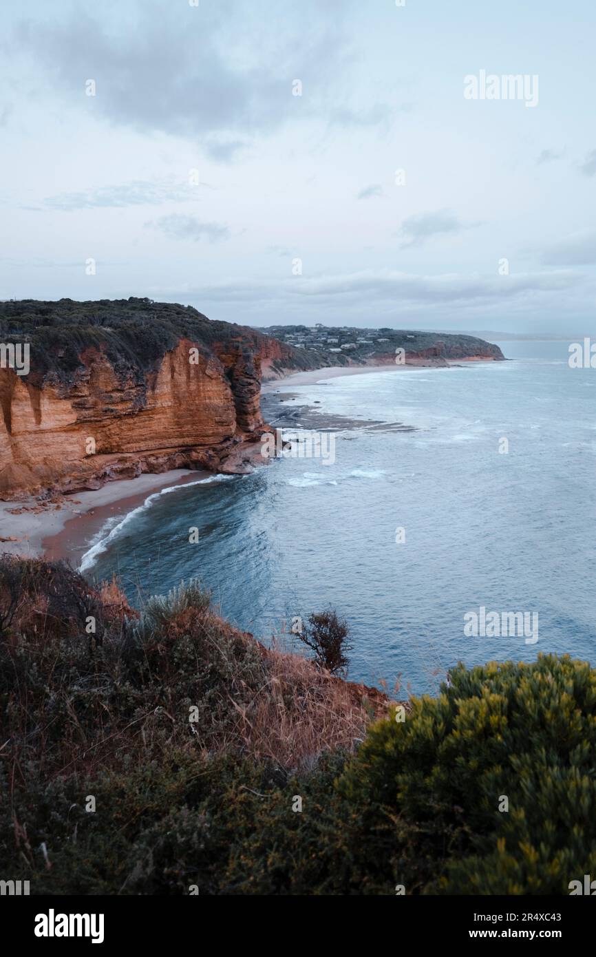 Vista delle scogliere e della spiaggia ad Anglesea, Australia; Anglesea, Victoria, Australia Foto Stock