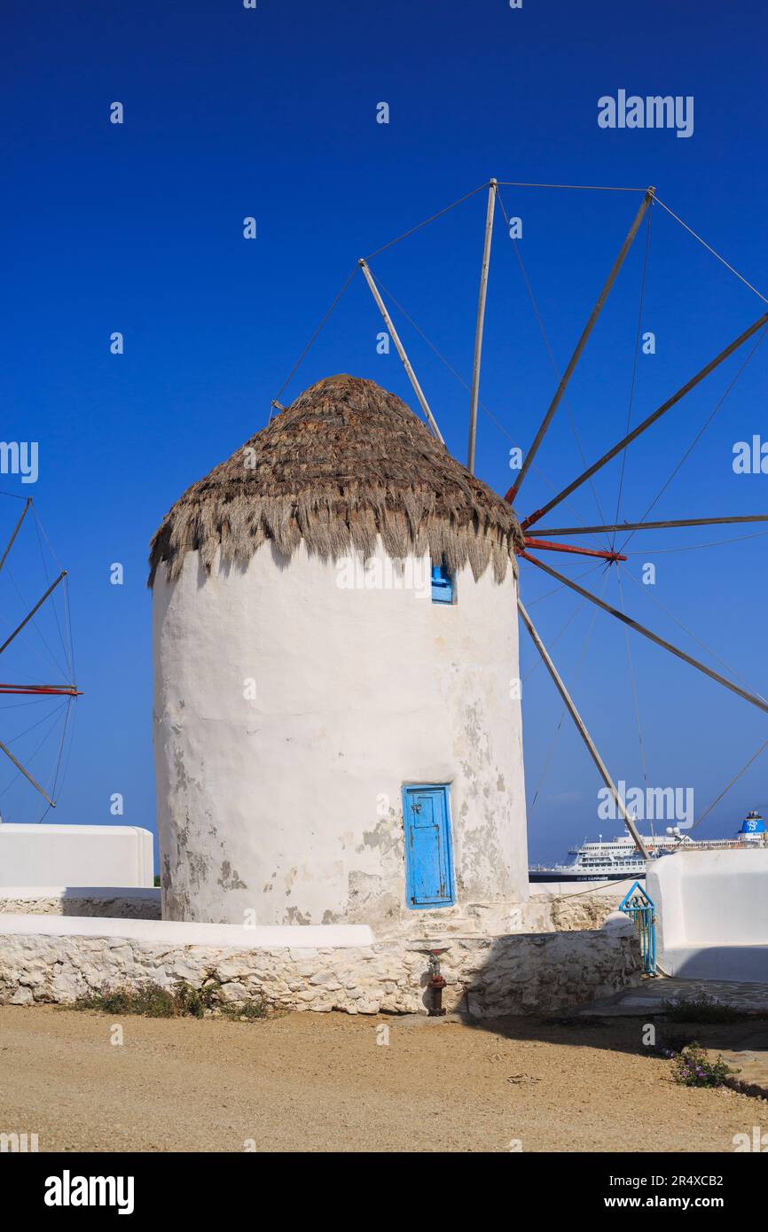 Mykonos mulino a vento contro un cielo blu chiaro e luminoso - Isola greca Foto Stock