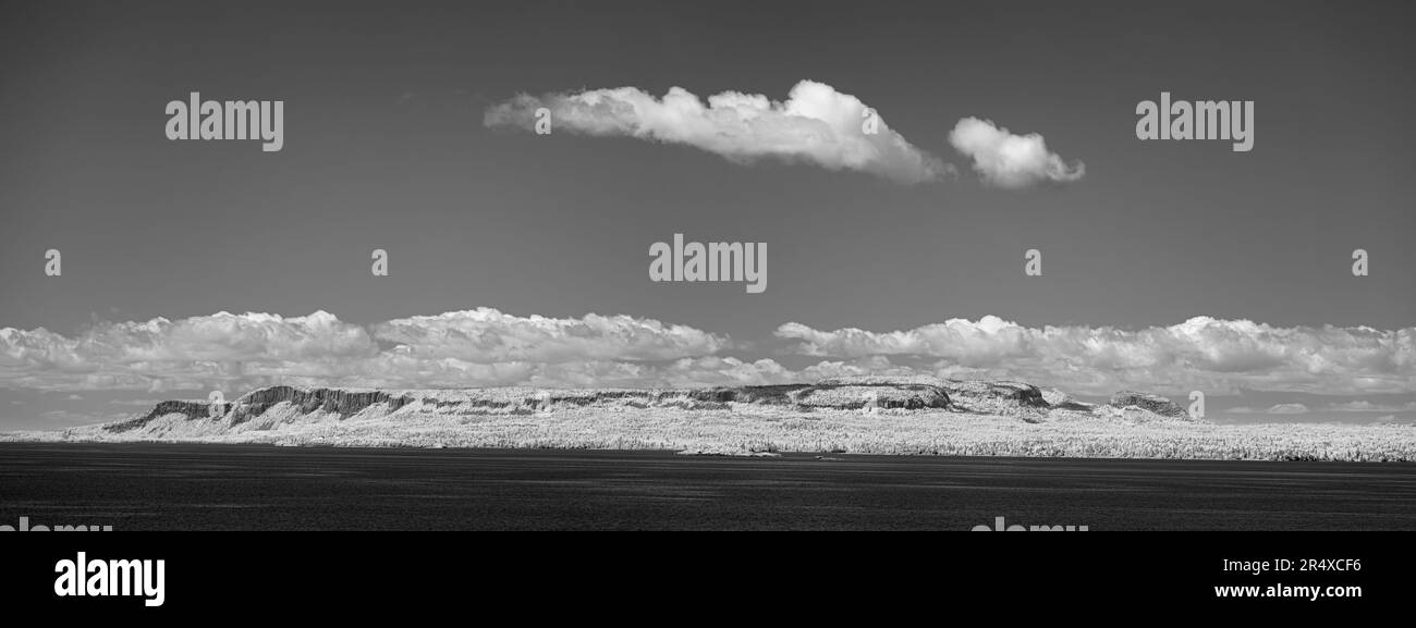 Infrarossi panoramici di alberi e rocce che costeggiano le rive del lago superiore; Thunder Bay, Ontario, Canada Foto Stock