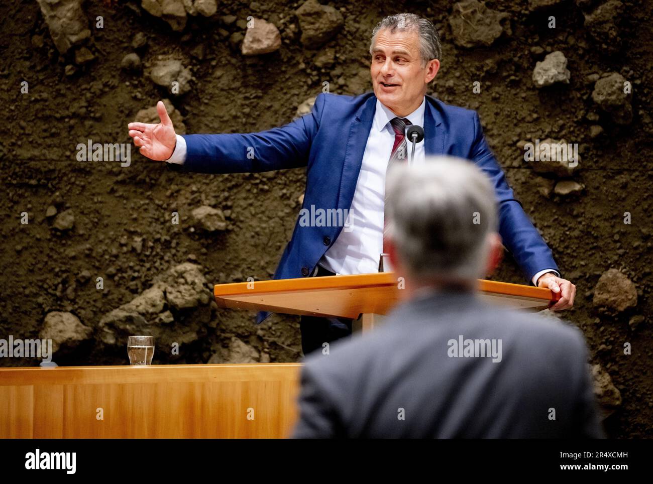 L'AIA - il deputato al Parlamento Tom van der Lee Green è partito durante un dibattito con il Ministro Karien van Gennip (Affari sociali e occupazione) sul pacchetto di misure per la riforma del mercato del lavoro. Secondo i piani del governo, il mercato del lavoro deve essere radicalmente riformato per offrire ai lavoratori una maggiore stabilità. ANP ROBIN UTRECHT olanda fuori - belgio fuori Foto Stock